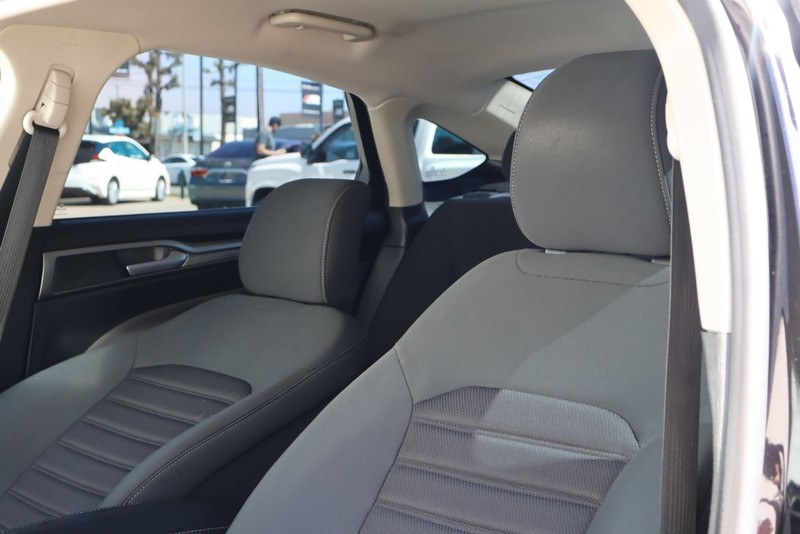 Ford Fusion Vehicle Full-screen Gallery Image 18