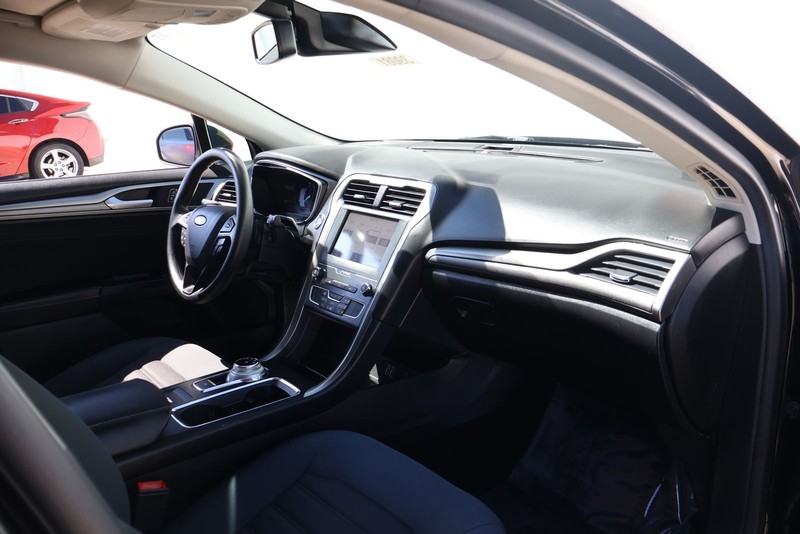 Ford Fusion Vehicle Full-screen Gallery Image 19