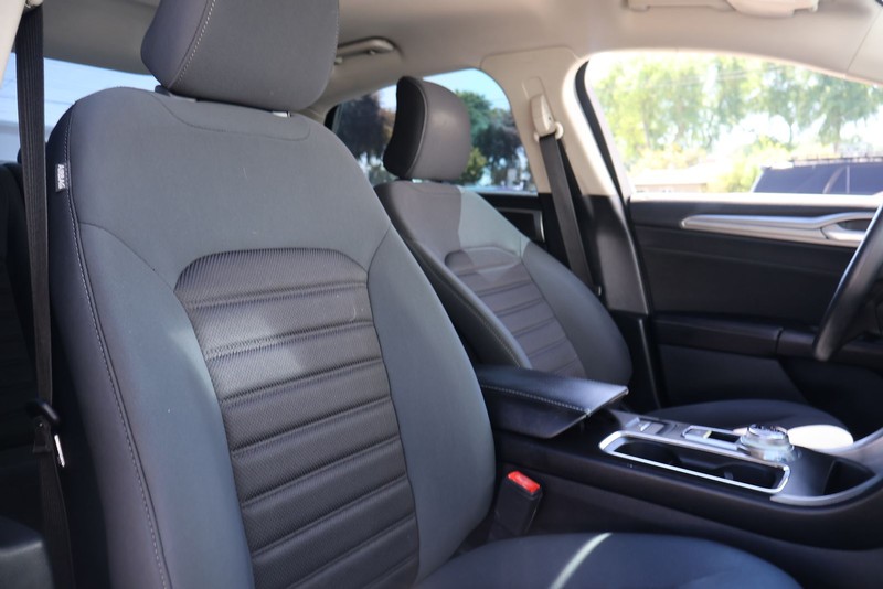 Ford Fusion Vehicle Full-screen Gallery Image 20