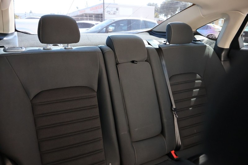 Ford Fusion Vehicle Full-screen Gallery Image 21