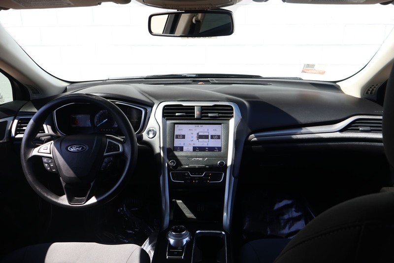 Ford Fusion Vehicle Full-screen Gallery Image 23