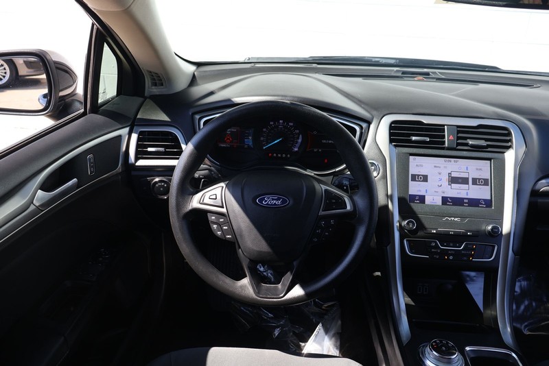 Ford Fusion Vehicle Full-screen Gallery Image 25