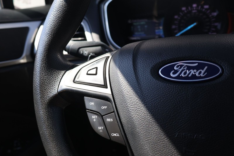 Ford Fusion Vehicle Full-screen Gallery Image 26