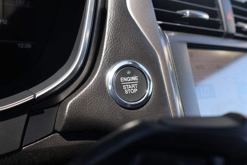 Ford Fusion Vehicle Full-screen Gallery Image 28