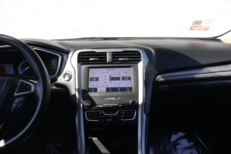 Ford Fusion Vehicle Full-screen Gallery Image 29