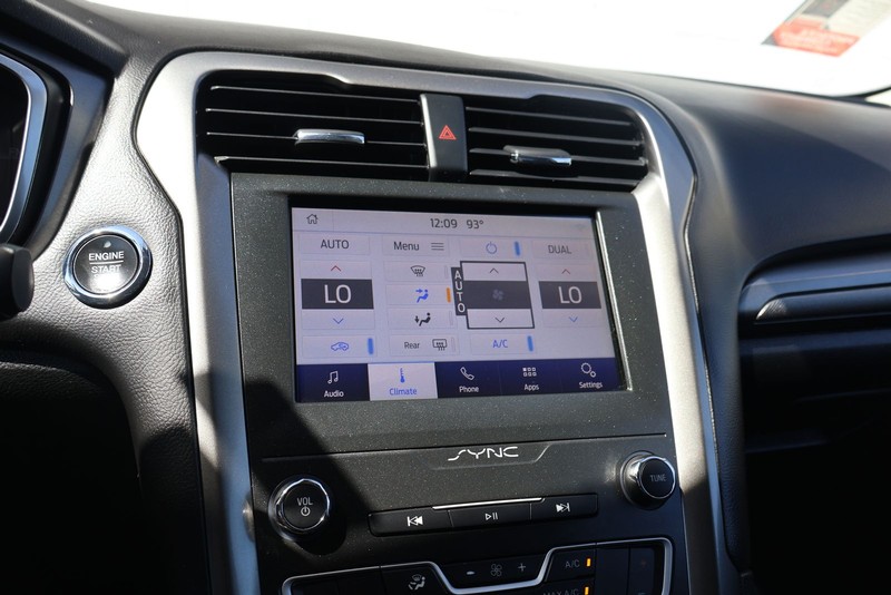 Ford Fusion Vehicle Full-screen Gallery Image 30