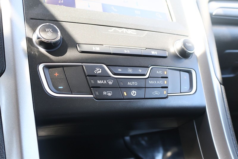 Ford Fusion Vehicle Full-screen Gallery Image 32