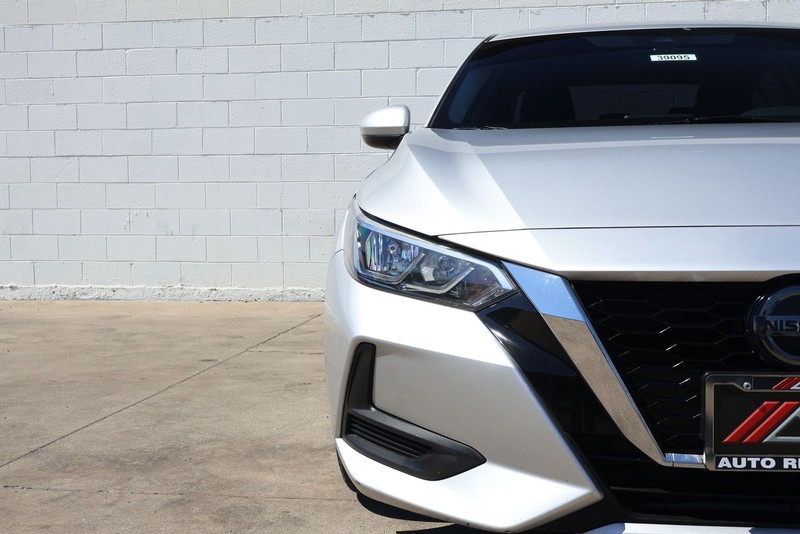 Nissan Sentra Vehicle Full-screen Gallery Image 03