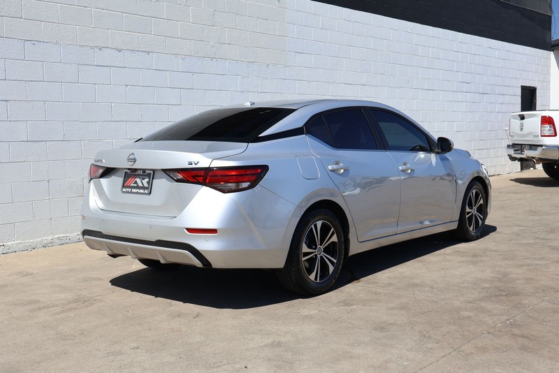 Nissan Sentra Vehicle Full-screen Gallery Image 05