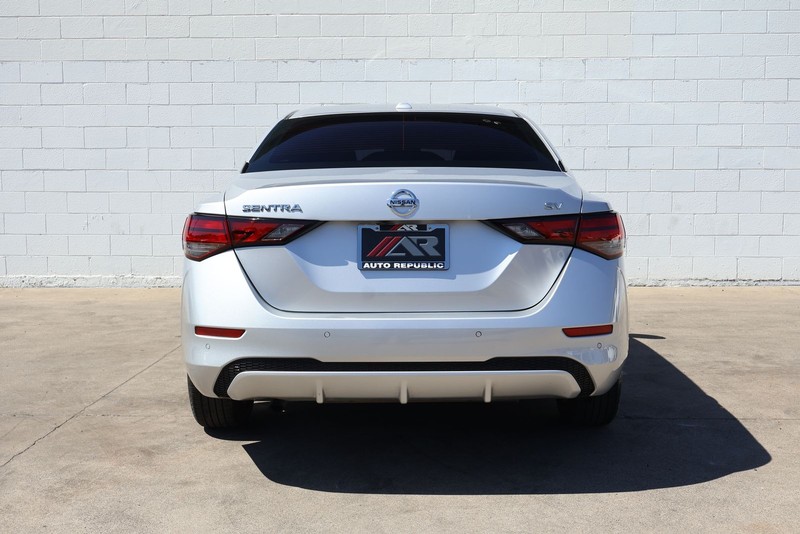 Nissan Sentra Vehicle Full-screen Gallery Image 06