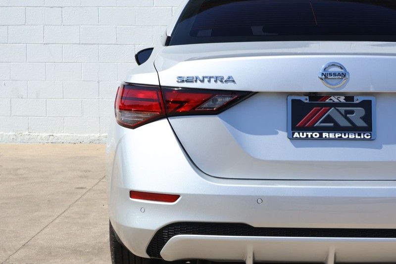 Nissan Sentra Vehicle Full-screen Gallery Image 07