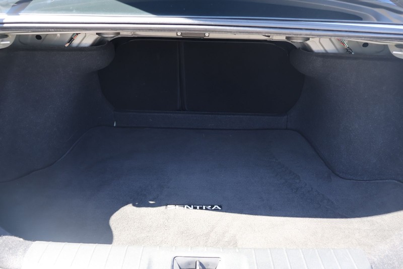 Nissan Sentra Vehicle Full-screen Gallery Image 08