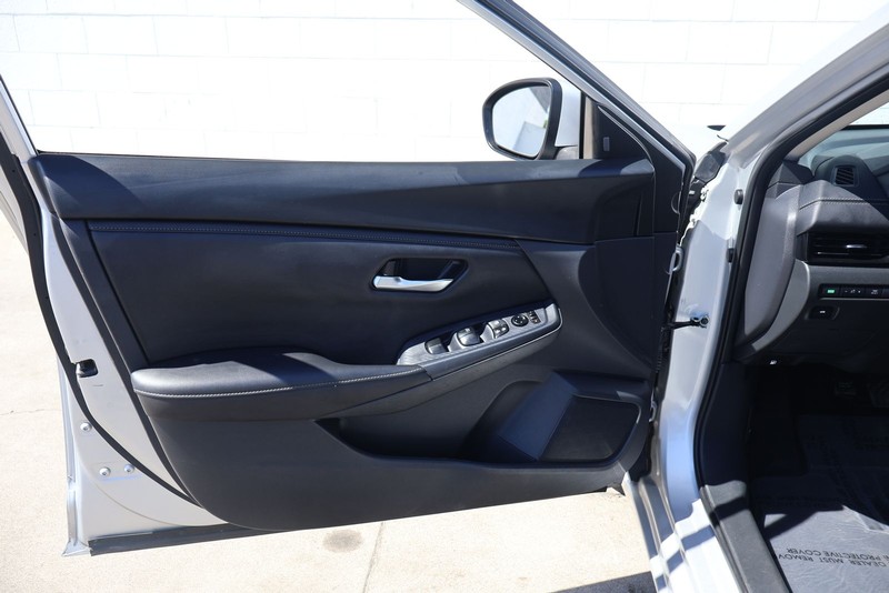 Nissan Sentra Vehicle Full-screen Gallery Image 14