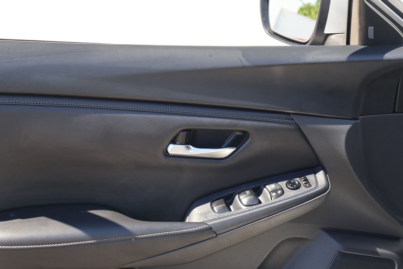 Nissan Sentra Vehicle Full-screen Gallery Image 15