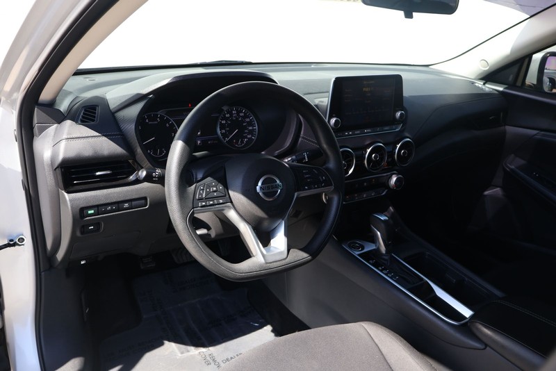 Nissan Sentra Vehicle Full-screen Gallery Image 16