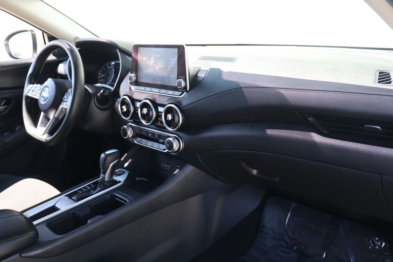 Nissan Sentra Vehicle Full-screen Gallery Image 19