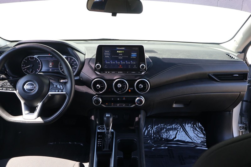 Nissan Sentra Vehicle Full-screen Gallery Image 22