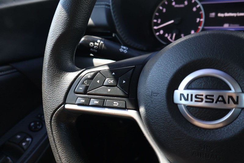 Nissan Sentra Vehicle Full-screen Gallery Image 25