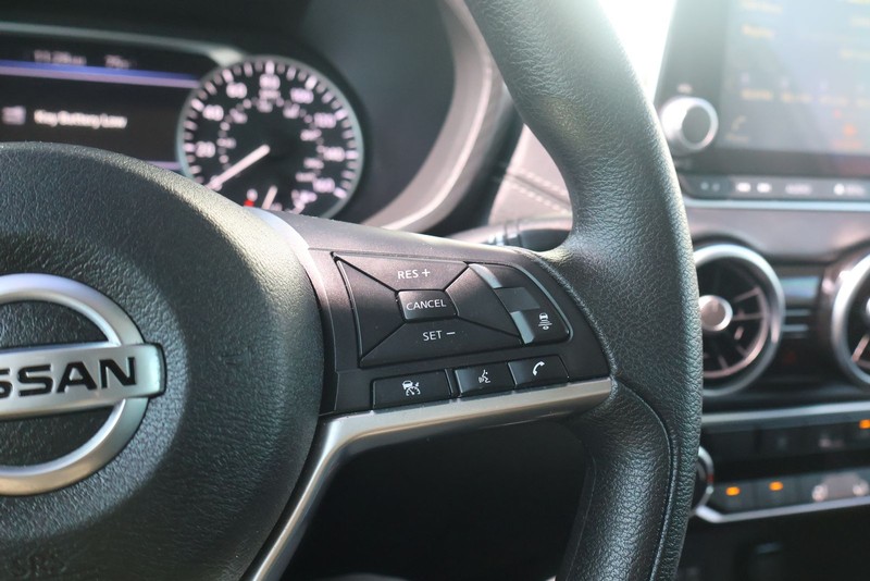 Nissan Sentra Vehicle Full-screen Gallery Image 26