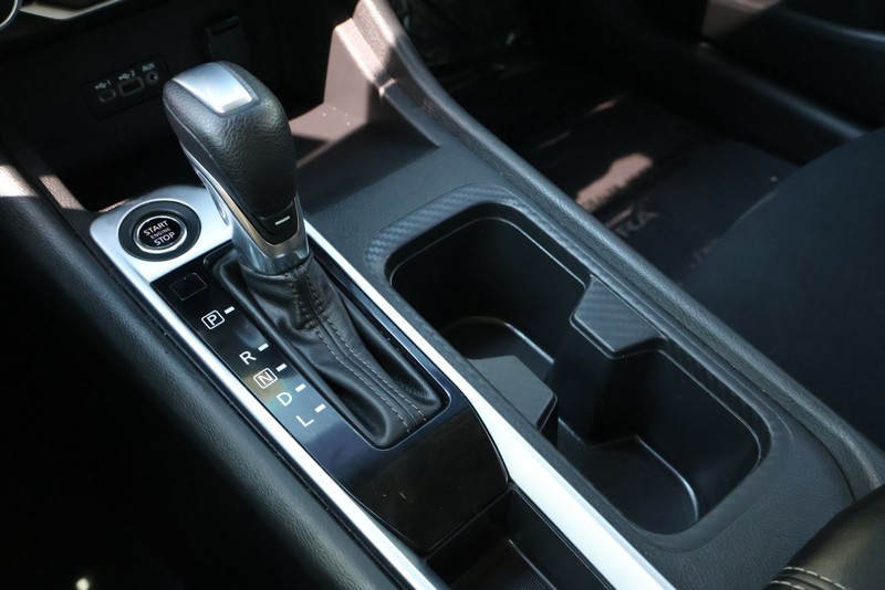 Nissan Sentra Vehicle Full-screen Gallery Image 31