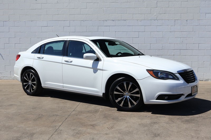 Chrysler 200 Vehicle Full-screen Gallery Image 01