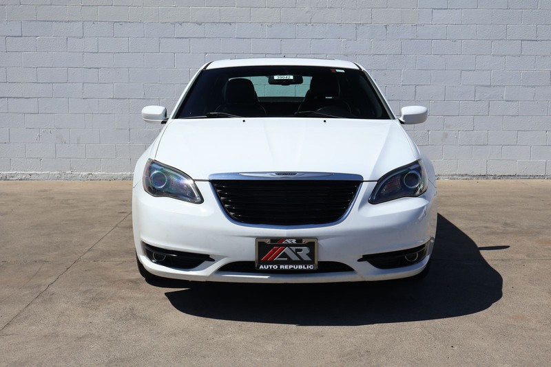 Chrysler 200 Vehicle Full-screen Gallery Image 02