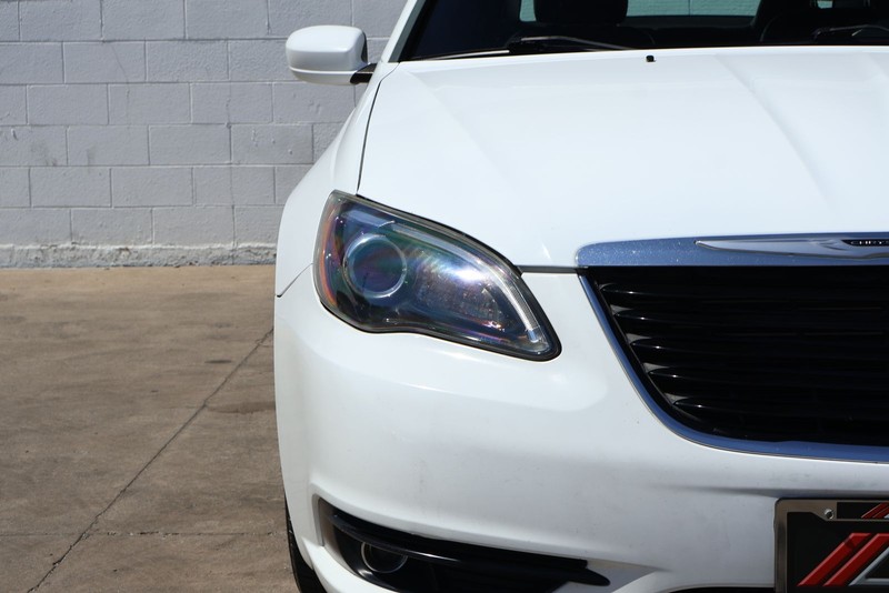 Chrysler 200 Vehicle Full-screen Gallery Image 03