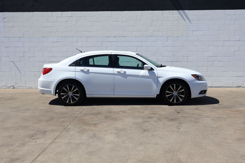 Chrysler 200 Vehicle Full-screen Gallery Image 04