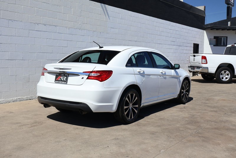 Chrysler 200 Vehicle Full-screen Gallery Image 05