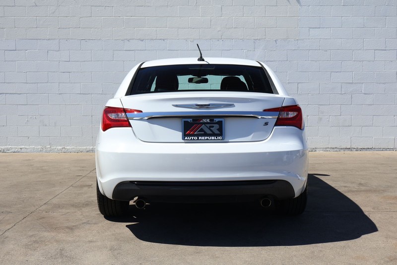 Chrysler 200 Vehicle Full-screen Gallery Image 06