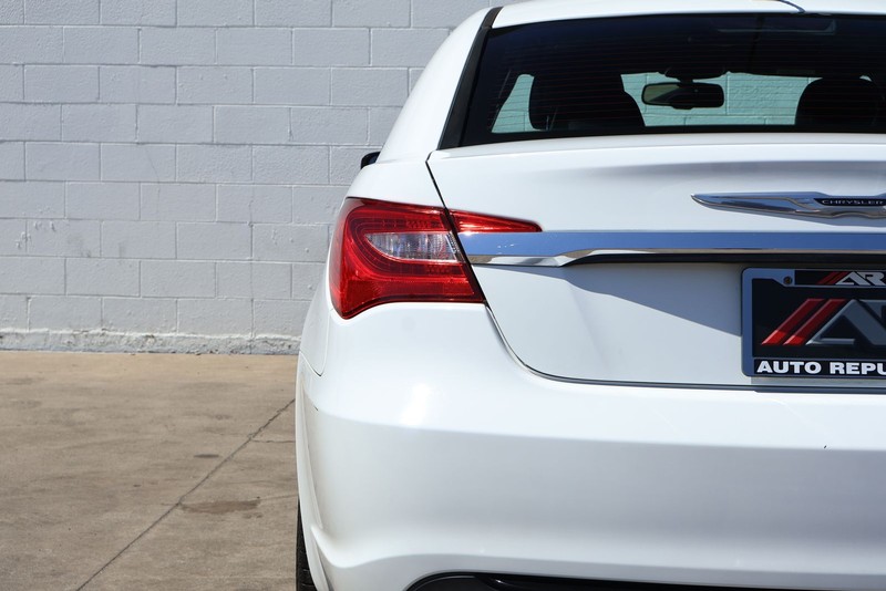 Chrysler 200 Vehicle Full-screen Gallery Image 07