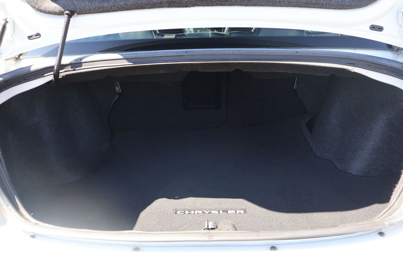 Chrysler 200 Vehicle Full-screen Gallery Image 08