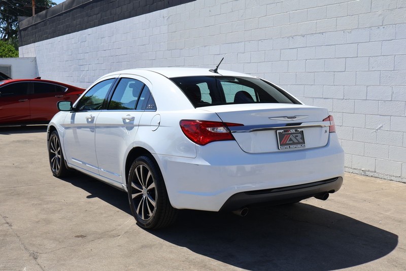 Chrysler 200 Vehicle Full-screen Gallery Image 09