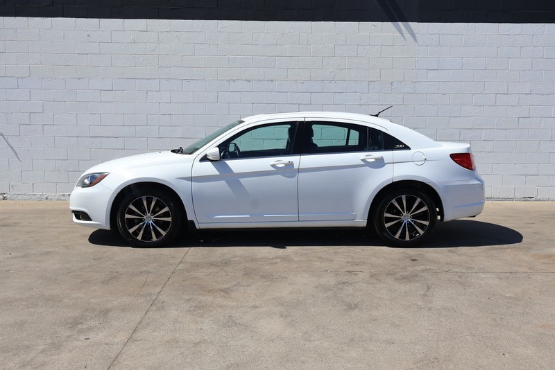 Chrysler 200 Vehicle Full-screen Gallery Image 10