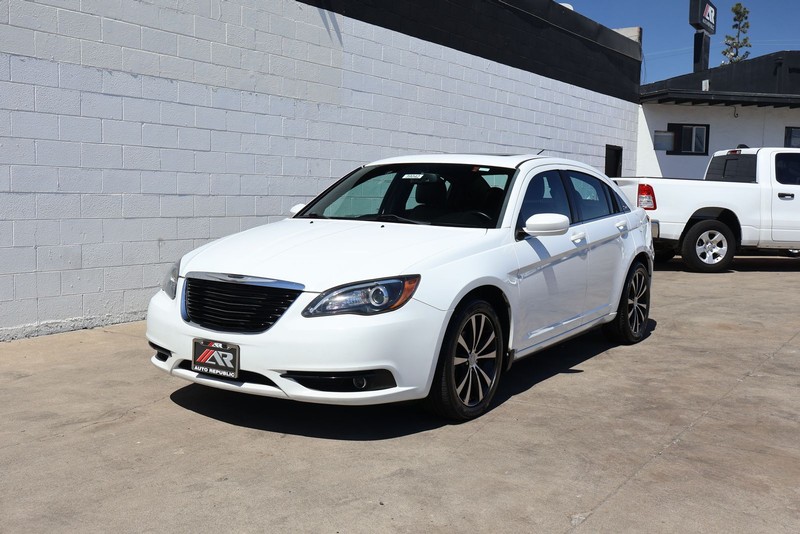 Chrysler 200 Vehicle Full-screen Gallery Image 11