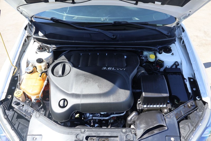 Chrysler 200 Vehicle Full-screen Gallery Image 12