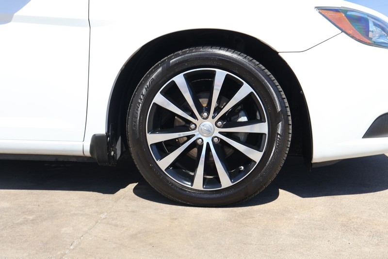 Chrysler 200 Vehicle Full-screen Gallery Image 13