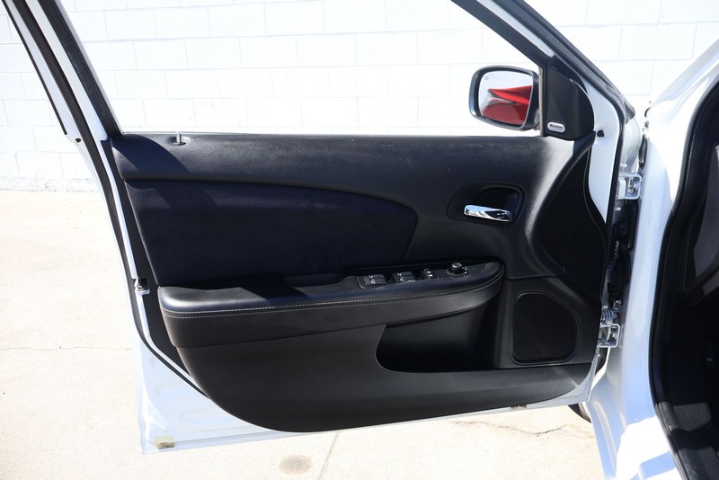 Chrysler 200 Vehicle Full-screen Gallery Image 14