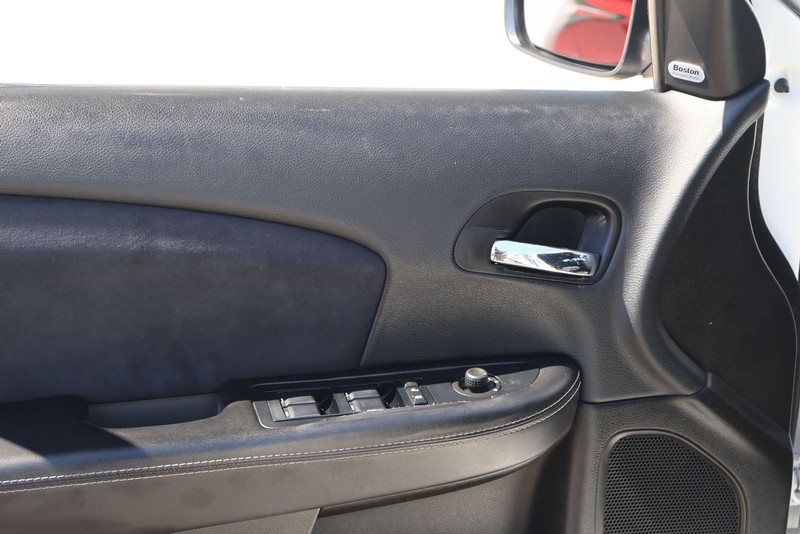 Chrysler 200 Vehicle Full-screen Gallery Image 15