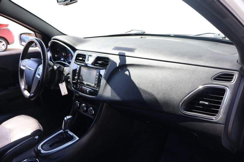 Chrysler 200 Vehicle Full-screen Gallery Image 19