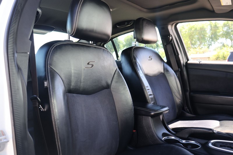 Chrysler 200 Vehicle Full-screen Gallery Image 20