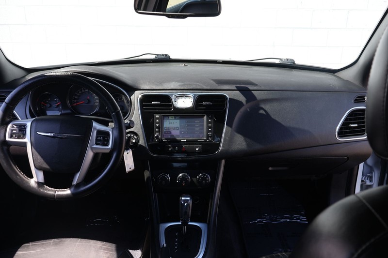 Chrysler 200 Vehicle Full-screen Gallery Image 22