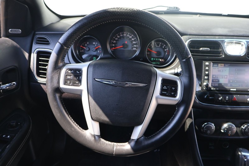 Chrysler 200 Vehicle Full-screen Gallery Image 24