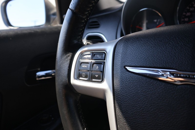 Chrysler 200 Vehicle Full-screen Gallery Image 25