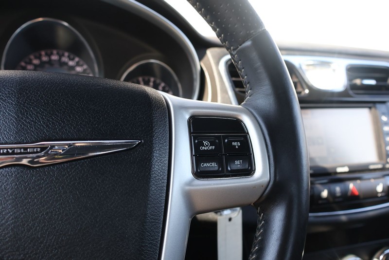 Chrysler 200 Vehicle Full-screen Gallery Image 26