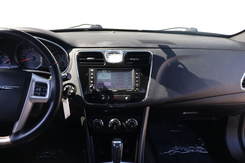 Chrysler 200 Vehicle Full-screen Gallery Image 27