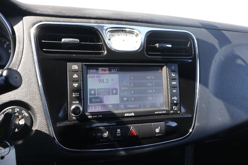 Chrysler 200 Vehicle Full-screen Gallery Image 28