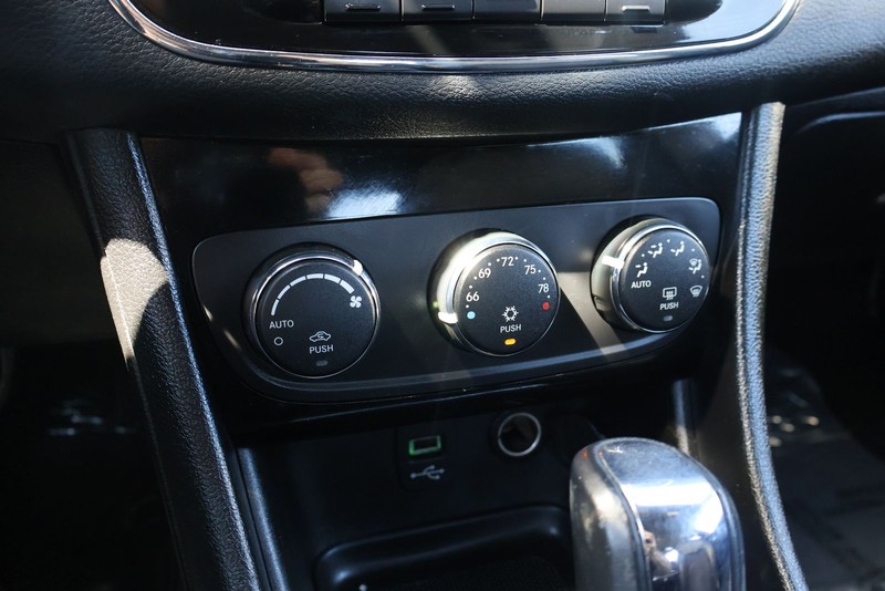 Chrysler 200 Vehicle Full-screen Gallery Image 29