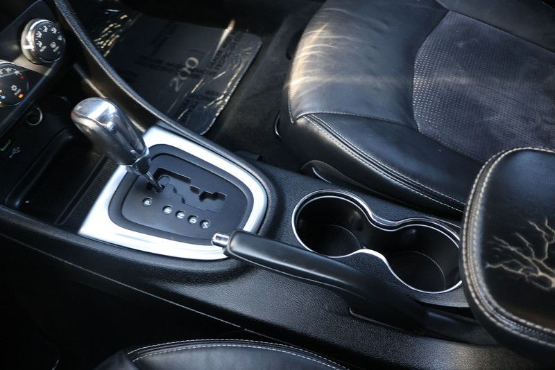 Chrysler 200 Vehicle Full-screen Gallery Image 30