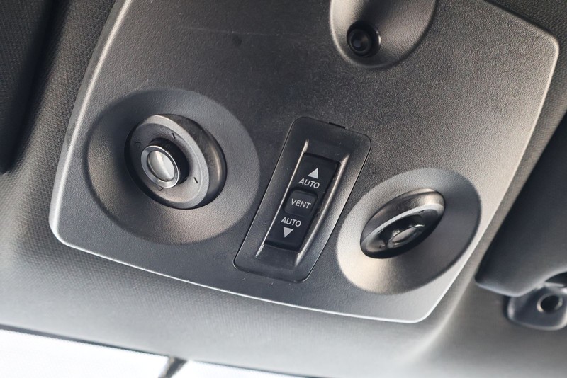 Chrysler 200 Vehicle Full-screen Gallery Image 31